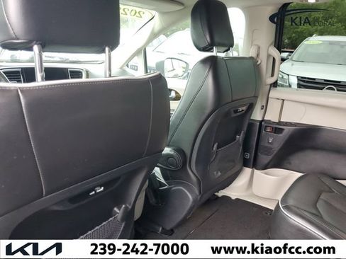 Used 2022 Chrysler Pacifica Limited FWD image 13