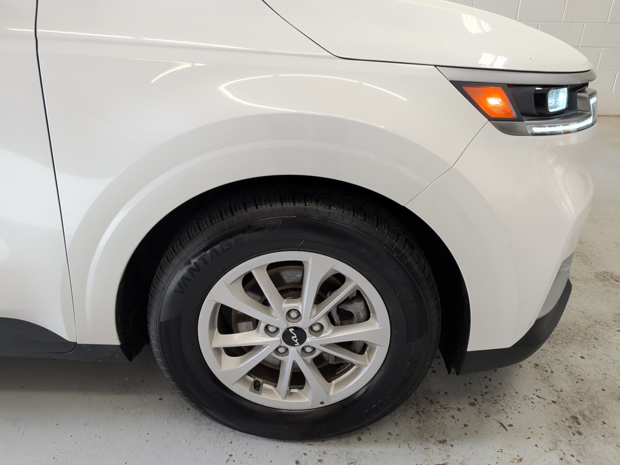 Used 2024 Kia Carnival LX FWD image 3