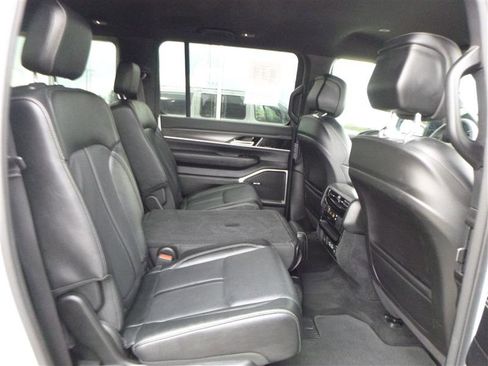 Used 2023 Jeep Wagoneer L Series II AWD/4WD image 10