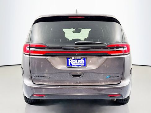 Used 2022 Chrysler Pacifica Touring-L w/ Uconnect Theater Family Group image 6