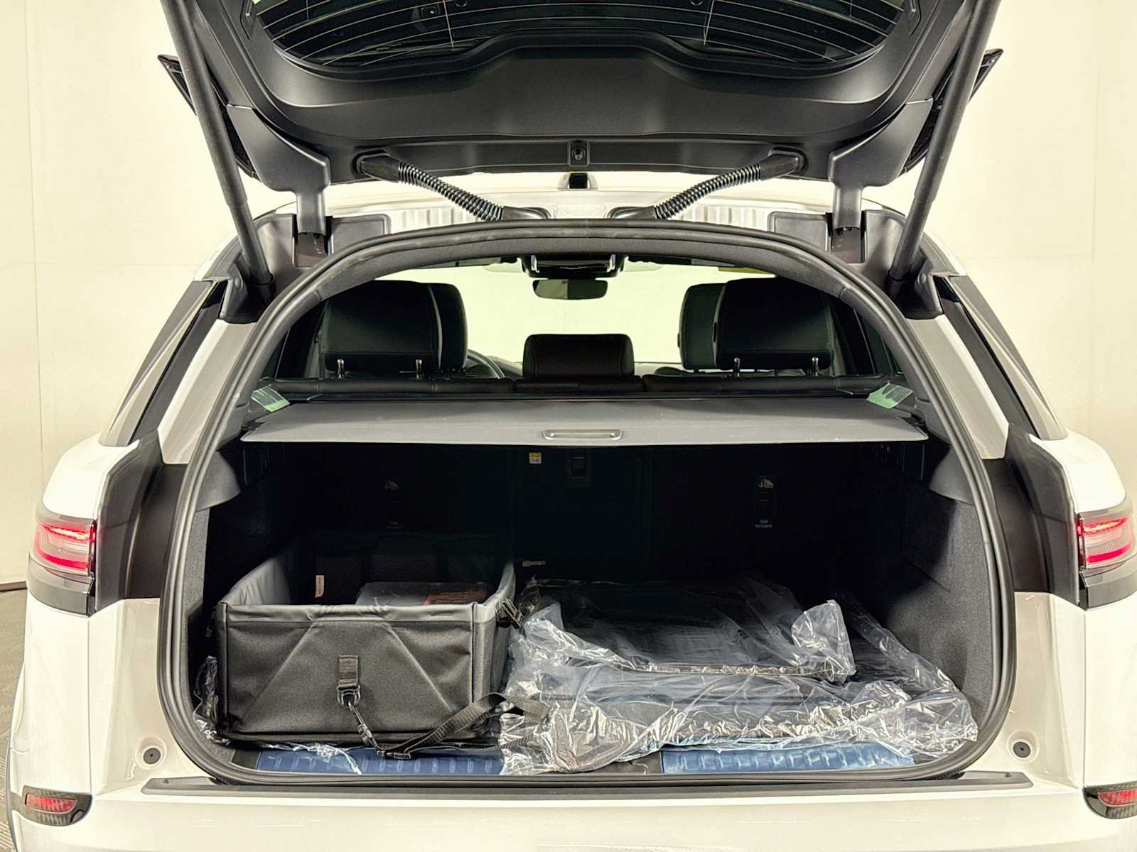 New 2026 Land Rover Range Rover Velar Belgravia AWD/4WD image 26