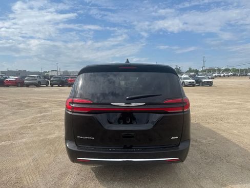 Used 2024 Chrysler Pacifica Touring-L AWD/4WD image 6