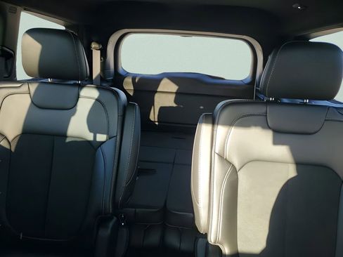 Used 2025 Jeep Grand Cherokee L Altitude image 13