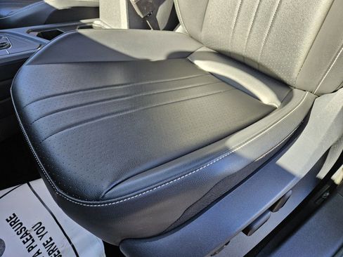 Used 2024 Volkswagen Tiguan SE image 8