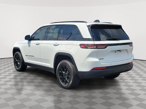 Used 2024 Jeep Grand Cherokee Altitude AWD/4WD image 4