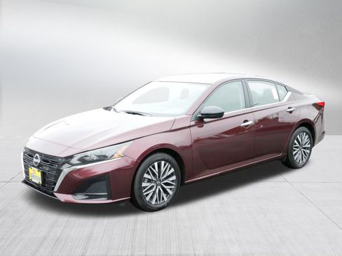 Used 2025 Nissan Altima 2.5 SV image 3