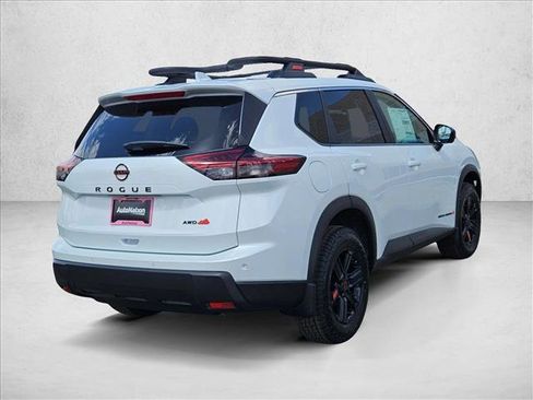 Used 2025 Nissan Rogue SV image 2