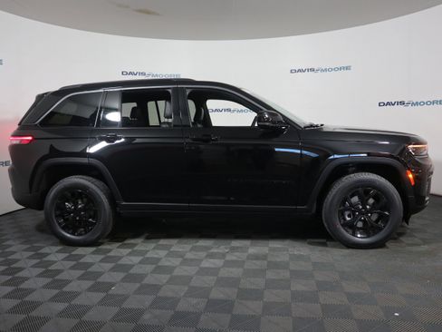 New 2026 Jeep Grand Cherokee Altitude AWD/4WD image 4