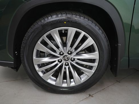 Used 2023 Toyota Highlander Platinum image 26