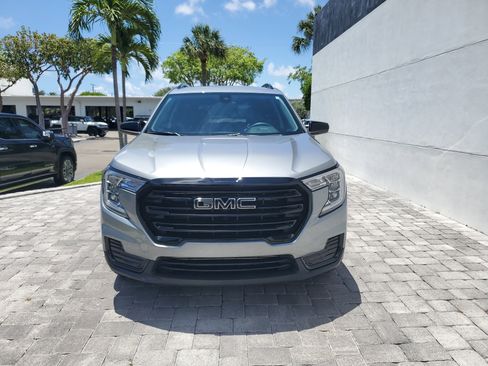 Used 2023 GMC Terrain SLE w/ Driver Convenience Package FWD image 2