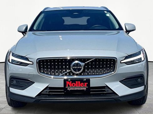 Used 2024 Volvo V60 B5 Cross Country Plus image 3