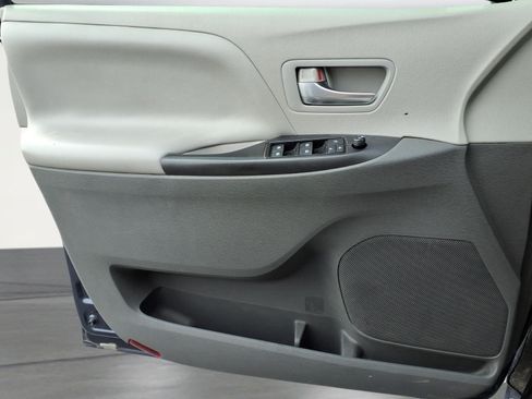 Used 2018 Toyota Sienna LE FWD image 17