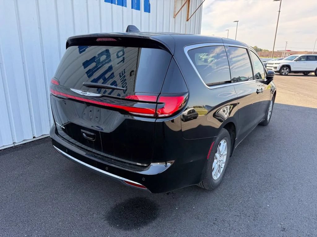 Used 2026 Chrysler Pacifica Select FWD image 8