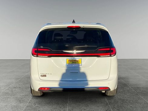 Used 2023 Chrysler Pacifica Touring-L FWD image 4
