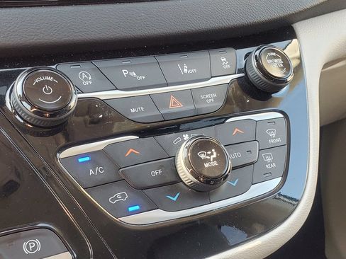 Used 2023 Chrysler Pacifica Touring-L FWD image 21