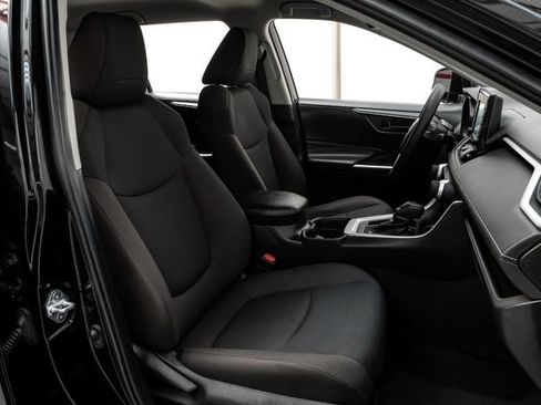 Used 2021 Toyota RAV4 LE image 34