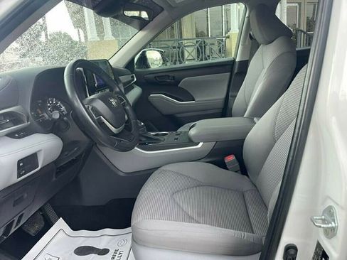 Used 2023 Toyota Highlander LE image 11