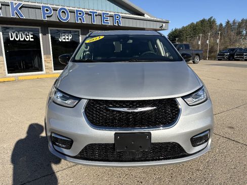 Used 2024 Chrysler Pacifica Touring-L FWD image 8
