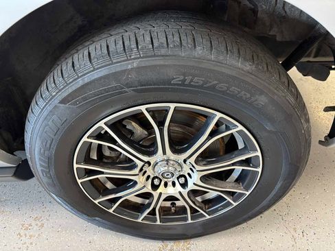 Used 2005 Ford Mustang Deluxe image 21