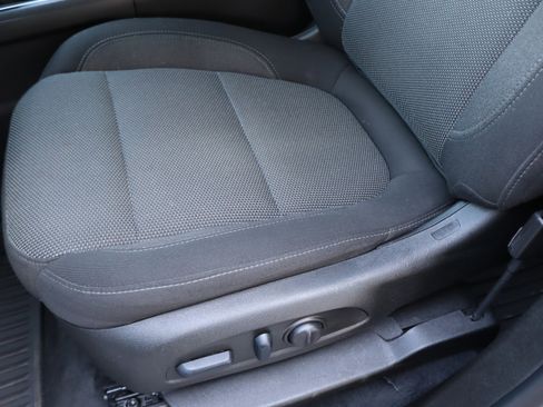 Used 2023 Chevrolet Traverse LT FWD image 17