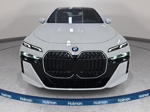 Used 2025 BMW 740i w/ Premium Package RWD image 3