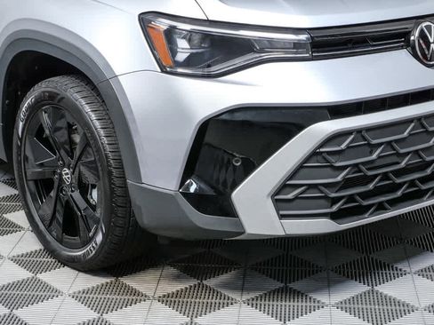 Certified 2025 Volkswagen Taos SE w/ Black Wheel Package FWD image 31