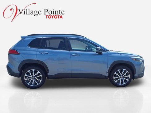 Used 2025 Toyota Corolla Cross XLE FWD image 7