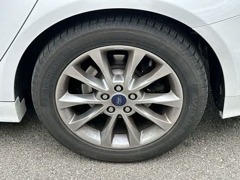 Used 2017 Ford Fusion SE FWD image 5