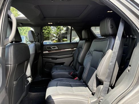 Used 2018 Ford Explorer Platinum image 10