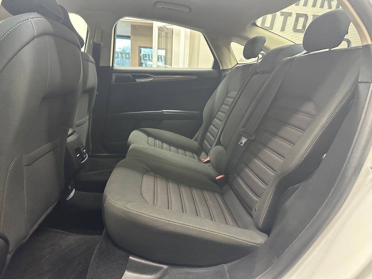 Used 2017 Ford Fusion SE FWD image 16