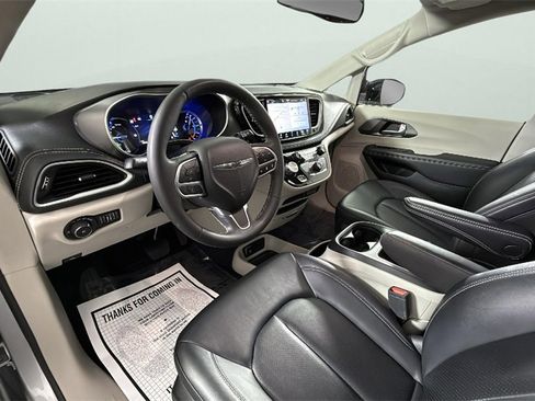 Used 2024 Chrysler Pacifica Select image 18
