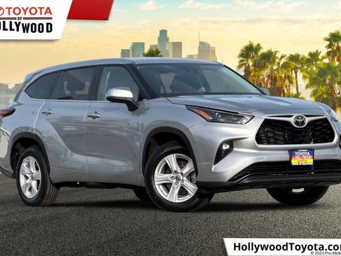 Used 2025 Toyota Highlander LE image 1