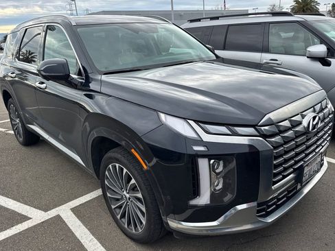 Used 2023 Hyundai Palisade Calligraphy image 2