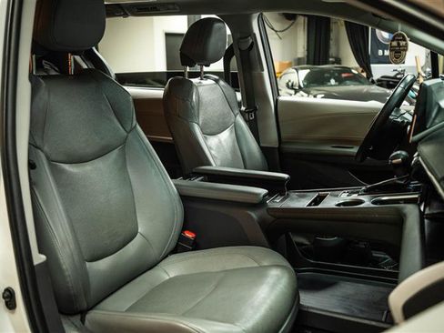 Used 2021 Toyota Sienna Limited image 15