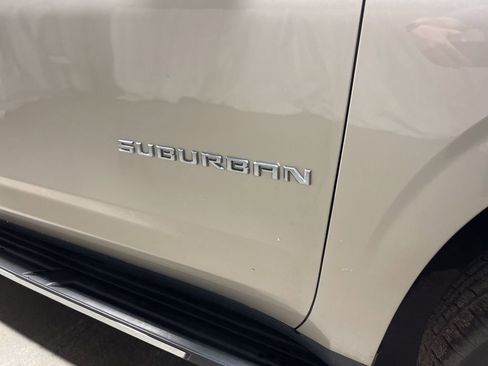 Used 2023 Chevrolet Suburban LT image 9