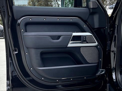 Used 2024 Land Rover Defender 110 SE image 27