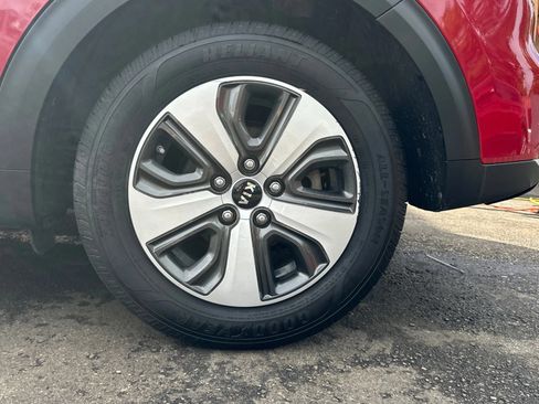 Used 2017 Kia Niro FE FWD image 14