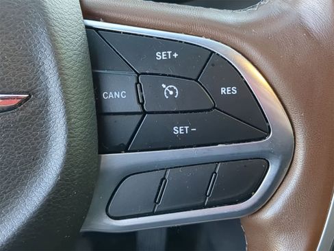 Used 2020 Chrysler Pacifica Limited image 25