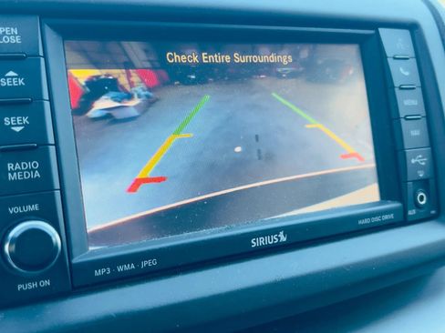 Used 2014 Volkswagen Routan SE FWD image 25