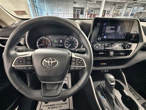 Used 2024 Toyota Highlander LE image 16