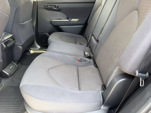 Used 2022 Toyota Highlander L FWD image 18
