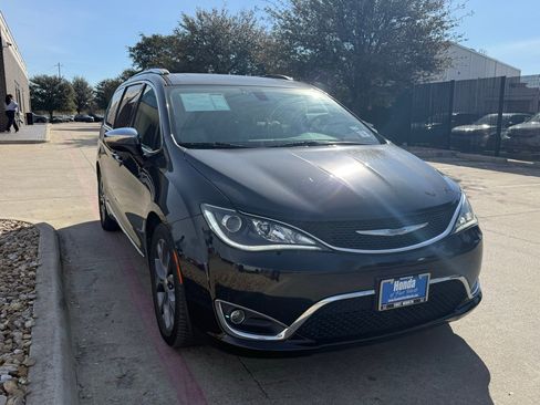Used 2017 Chrysler Pacifica Limited w/ UConnect Theater Package image 11