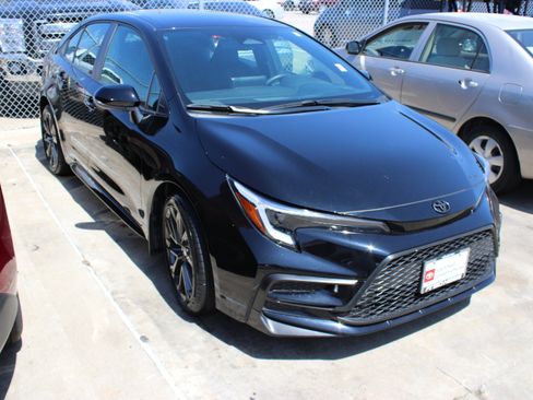 Used 2025 Toyota Corolla SE FWD image 2