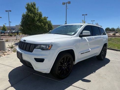 Used 2017 Jeep Grand Cherokee Altitude AWD/4WD image 3