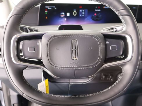 New 2026 Lincoln Navigator Premiere AWD/4WD image 3