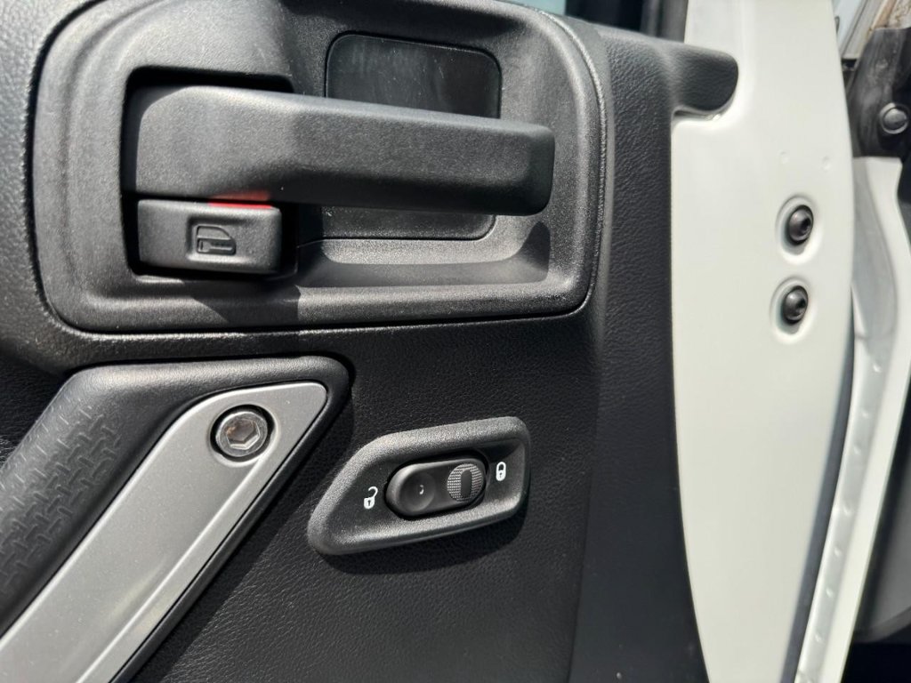 Used 2015 Jeep Wrangler Unlimited Sahara AWD/4WD image 12