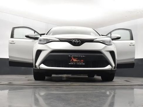 Used 2022 Toyota C-HR XLE FWD image 11