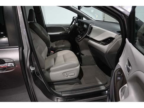 Used 2020 Toyota Sienna XLE FWD image 15