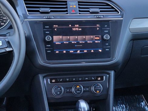 Used 2021 Volkswagen Tiguan SE image 22