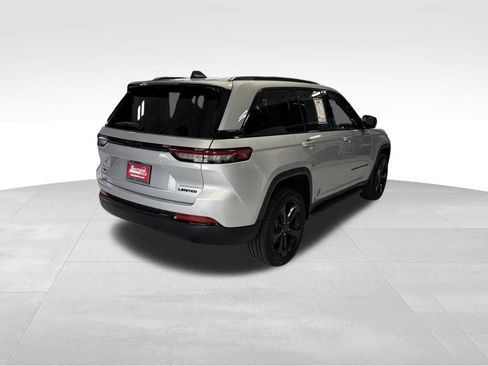 Used 2025 Jeep Grand Cherokee Limited w/ Luxury Tech Group II RWD image 5